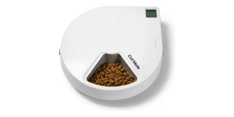Witte Cat Mate voerautomaat met display en geopend voervakje met brokjes