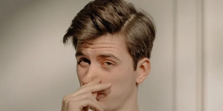 Man knijpt zijn neus dicht vanwege een nare geur