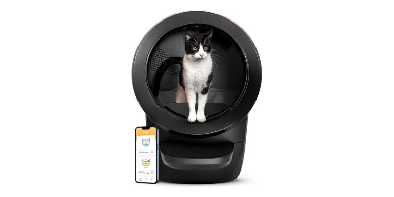 Zwarte Litter-Robot 4 met kat in de ronde trommel en smartphone met app