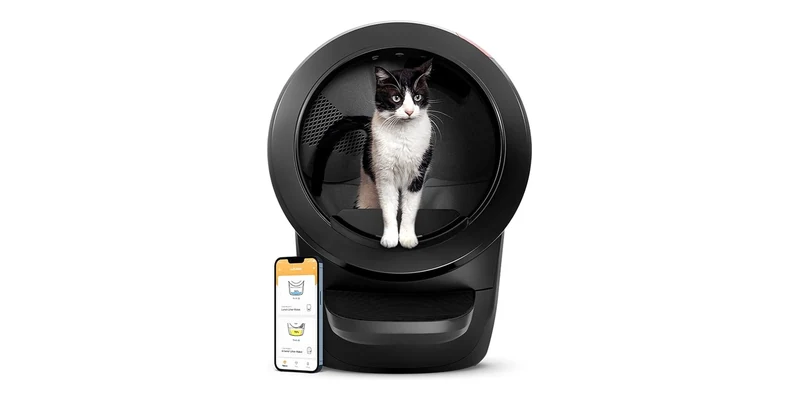Zwarte Litter-Robot 4 met kat in de ronde trommel en smartphone met app