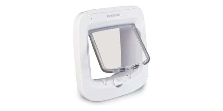 Wit PetSafe microchip-kattenluik met open transparante flap
