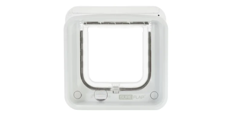 Wit SureFlap Connect kattenluik met transparante flap en bedieningsknoppen