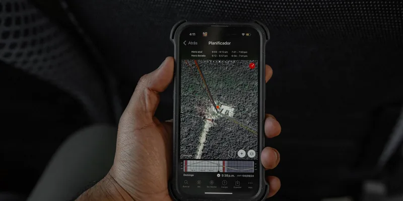 Hand houdt een smartphone met een kaartweergave vast