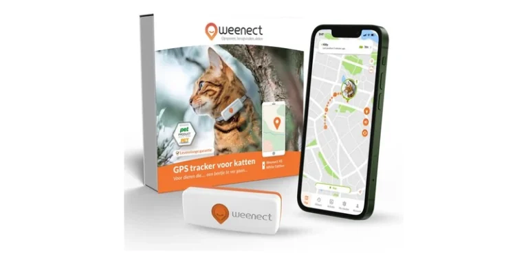 Witte Weenect GPS-tracker voor katten met verpakking en smartphone met kaart